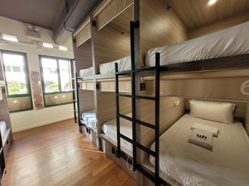 Capsule - Male Only, Non-Smoking