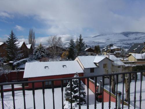 Two-Bedroom Apartment with Balcony and Mountain View