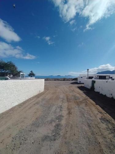 Famara, apto. en zona tranquila a 200m del mar.