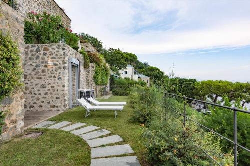 One-Bedroom Apartment with Private Garden and Sea View