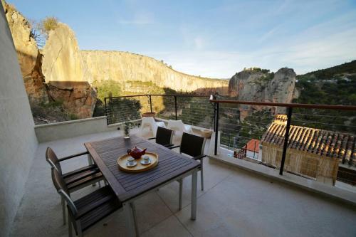 3 bedrooms house with furnished terrace and wifi at Chulilla