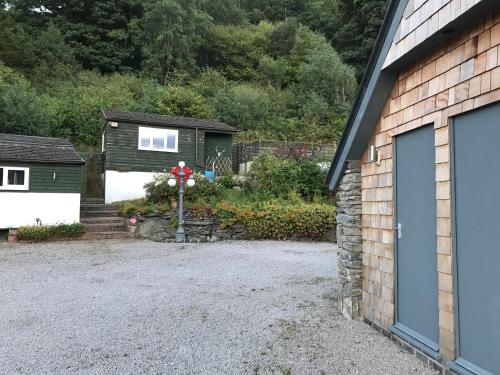 Redwood Lodge, Dee Valley Stays - cosy microlodge with detached private shower & WC