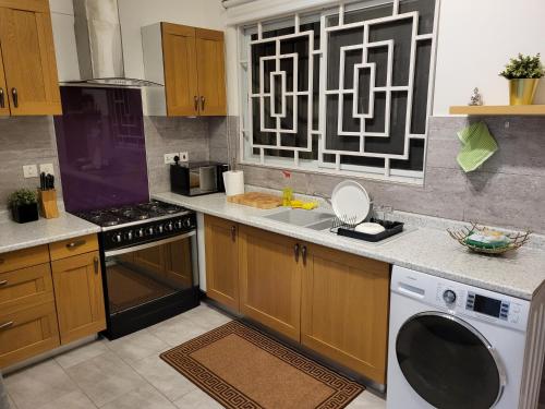 مطبخ, Accra Cozy Retreat with 2 Bedrooms in أكرا