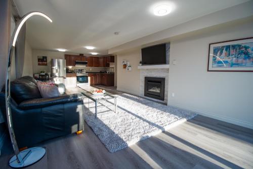 Bright private suite near Departure Bay beach