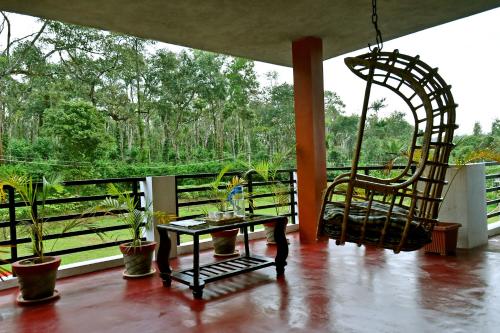 Rainy Cloud Homestay with Balcony, Estate, Home Food Mudigere