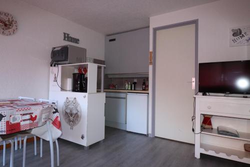 Studio St Lary village-vue montagne. 3