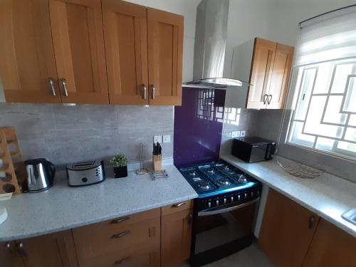 مطبخ, Accra Cozy Retreat with 2 Bedrooms in أكرا