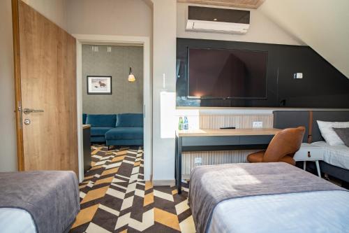 2 bedrooms, 5 beds