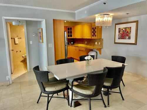 Luxury Hotel on the Beach - Oceanview, Pool, Resort & Premium Amenities in Miami Beach, USA