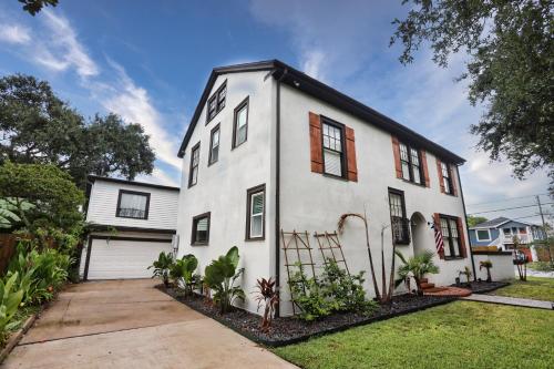 Historic Home Family Friendly Close to Seawall
