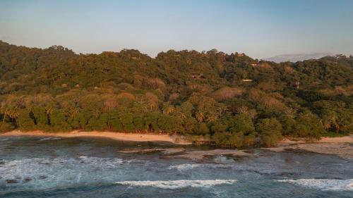 414367077 Paradise Beach Lodge