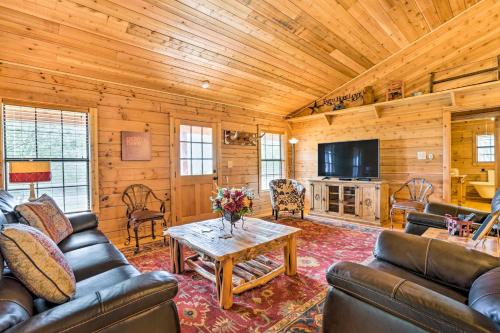 B&B New Braunfels - Cozy New Braunfels Family Cabin with Porch and Views! - Bed and Breakfast New Braunfels