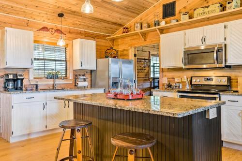 Cozy New Braunfels Family Cabin with Porch and Views! - image 9