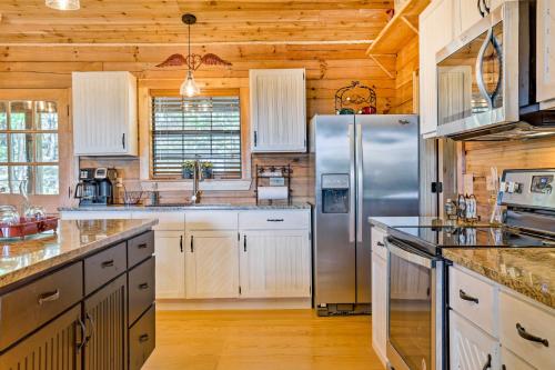 Cozy New Braunfels Family Cabin with Porch and Views! - image 11