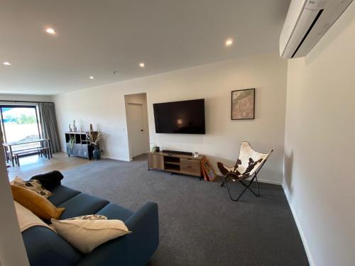 Shared lounge/TV area, Relax in Rural Wanaka in Queensberry