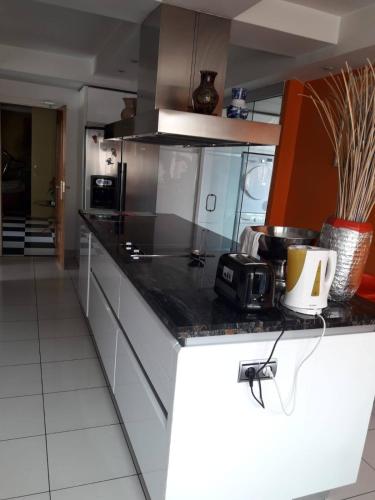 Kitchen, H1-Habitacion sublime cama doble luminosa A/C WIFI in Mostoles