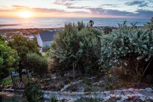 Serene Hide-Away with ocean views.