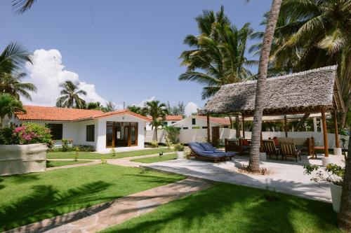 Skats, Oasys House - Beautiful Private Beach Front Home in Msambweni