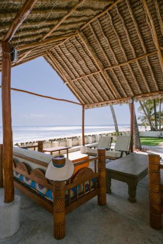 Skats, Oasys House - Beautiful Private Beach Front Home in Msambweni