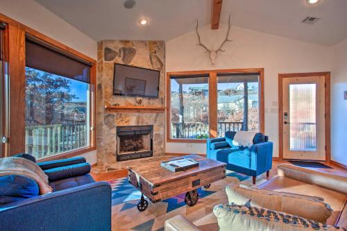 Updated Cabin with 360-Degree Mtn View 1 Mi to Lake in Medicine Park, USA