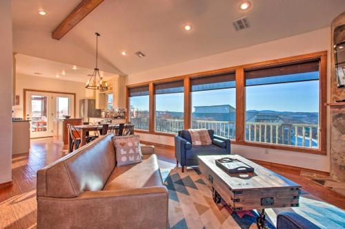 Updated Cabin with 360-Degree Mtn View 1 Mi to Lake in Medicine Park, USA
