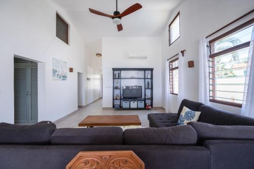Oasys House - Beautiful Private Beach Front Home in Msambweni