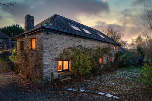 The Old Coach House - Converted barn with private garden parking and fireplace