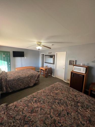 1 queen bed, 2 double beds