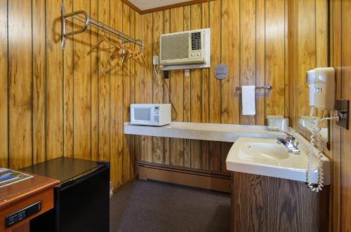 Knob Hill Motor Lodge - image 9