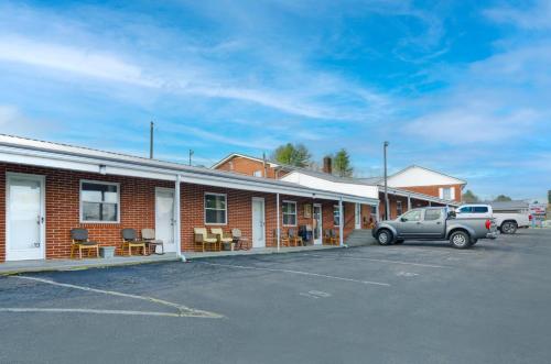 Knob Hill Motor Lodge - image 3