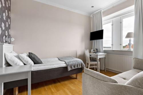 1 twin bed, 1 sofa bed