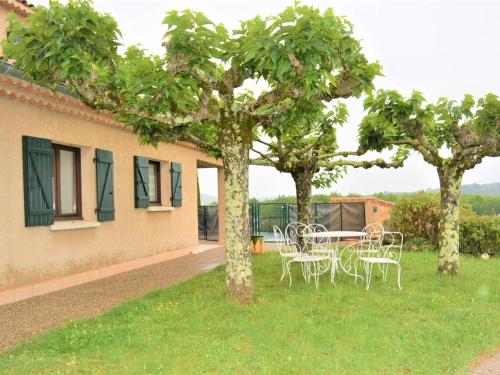 Maison Lagorce, 5 pièces, 8 personnes - FR-1-382-110 (Villa a Lagorce avec piscine privative, 4 chambres, grand terrain, animaux admis, tout confort - FR-) in Lagorce