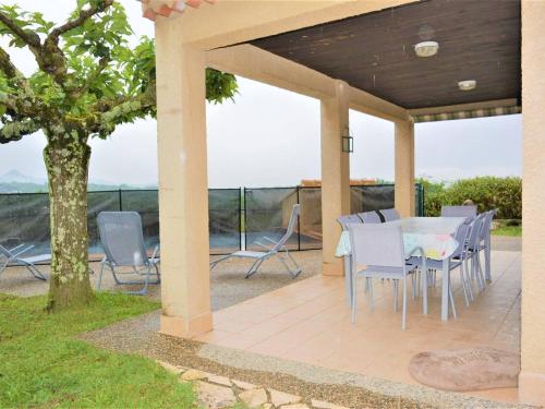 Maison Lagorce, 5 pièces, 8 personnes - FR-1-382-110 (Villa a Lagorce avec piscine privative, 4 chambres, grand terrain, animaux admis, tout confort - FR-) in Lagorce