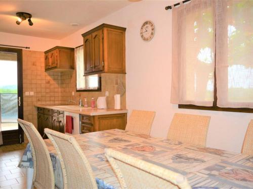 Maison Lagorce, 5 pièces, 8 personnes - FR-1-382-110 (Villa a Lagorce avec piscine privative, 4 chambres, grand terrain, animaux admis, tout confort - FR-) in Lagorce