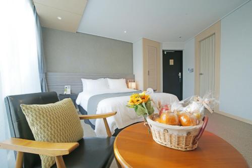 1 king bed, 1 twin bed