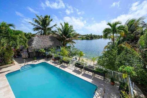 Lakefront Duplex with Pool between Miami & Florida Keys 4 Bedroom 2 Bathroom