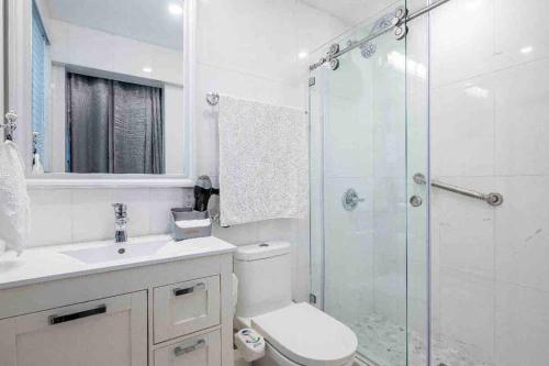 Lakefront Duplex with Pool between Miami & Florida Keys 4 Bedroom 2 Bathroom in Cutler Bay, USA