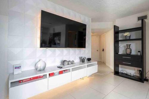 Lakefront Duplex with Pool between Miami & Florida Keys 4 Bedroom 2 Bathroom in Cutler Bay, USA