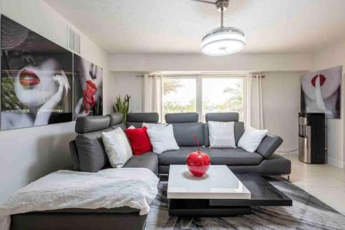 Lakefront Duplex with Pool between Miami & Florida Keys 4 Bedroom 2 Bathroom in Cutler Bay, USA