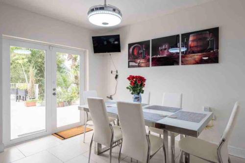 Lakefront Duplex with Pool between Miami & Florida Keys 4 Bedroom 2 Bathroom in Cutler Bay, USA