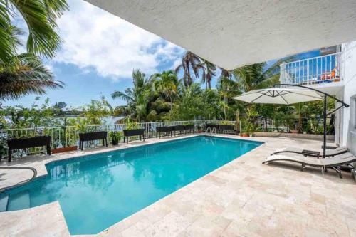 Lakefront Duplex with Pool between Miami & Florida Keys 4 Bedroom 2 Bathroom in Cutler Bay