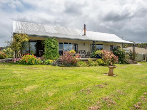 . Country Escape with Stunning Views