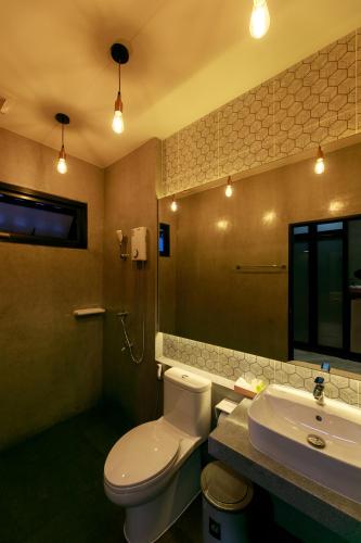 Bathroom, เดอะซิกเนเจอร์ นคร โฮเทล near krua Nai Nang