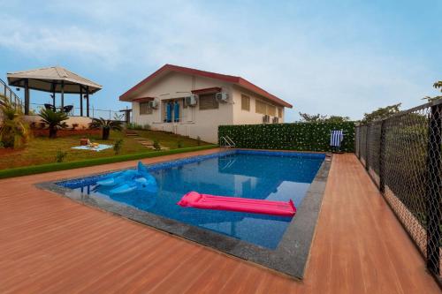 Villa room in Emerald Greens by VEO StayVista - 3BHK Villa with Sauna & Private Pool