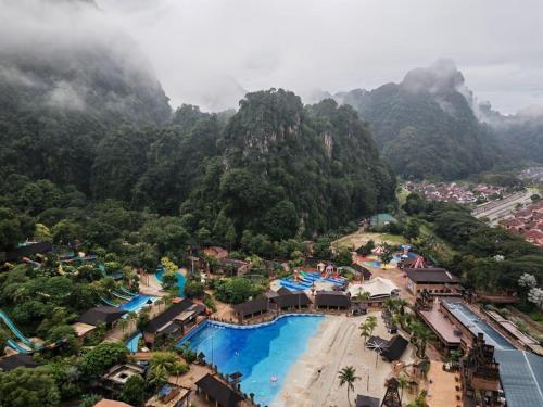 Cozy Suite with 270 Degree Mountain and Theme Park Views, Ipoh