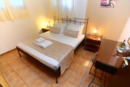 1 queen bed, 2 sofa beds