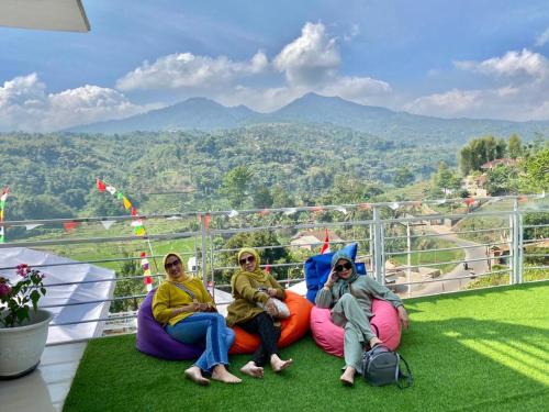 Teras Luhur Villa & Cafe dengan Pemandangan Gunung dan Pesawahan