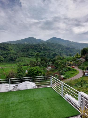 Teras Luhur Villa & Cafe dengan Pemandangan Gunung dan Pesawahan