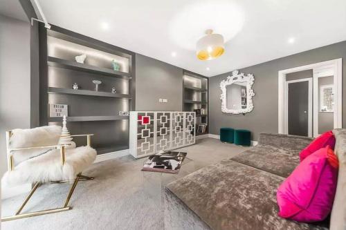 Picture of Best Location In London - Kings Road 3-Bed Home With Terrace, Ac & Netflix