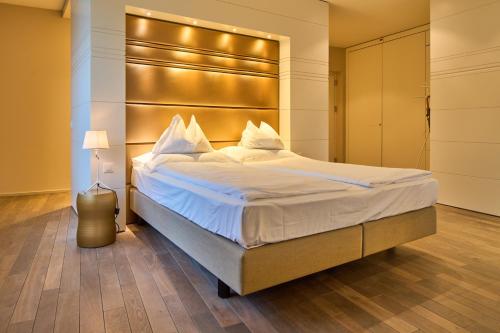 2 twin beds, 1 sofa bed